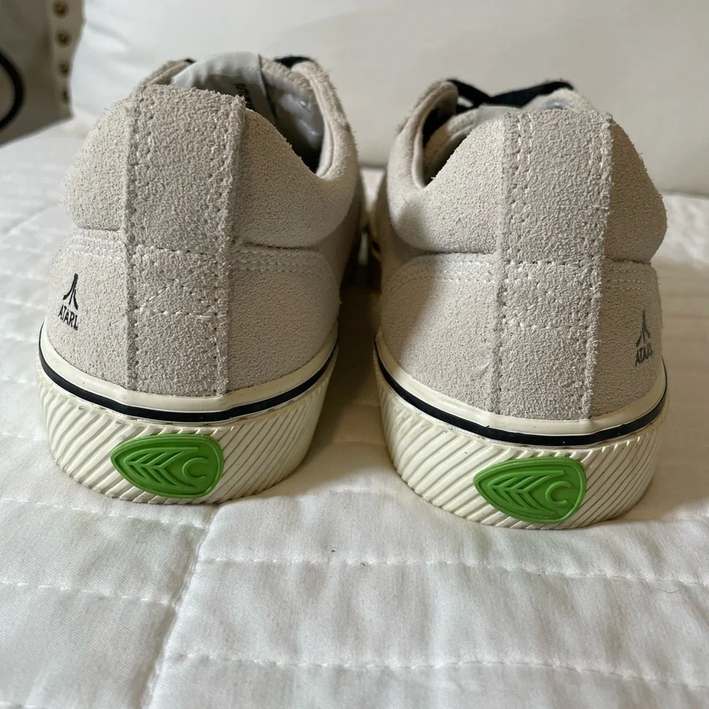 Cariuma X Atari OCA Shoes Womens Sz 7 In Vintage White Gray Suede Sneakers retro